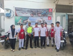 Polantas Menyapa di Cikampak, Unit Lantas Polsek Torgamba Ajak Karyawan Tertib Berlalu Lintas