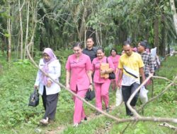 Sentuhan Hangat Bhayangkari: Ny. Olivia Aditya Sambangi Kediaman Pak Wongso di Desa Mampang