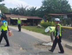 Cegah Laka Lantas, Sat Lantas Polres Labusel Tambal Jalan Berlubang di Jembatan Titi Kembar Bedagai