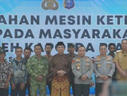 Dorong Ekonomi Pesisir, Kapolda Riau Bantu Nelayan Meranti dengan 20 Mesin Ketinting