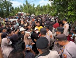 Warga Penipahan Lakukan Aksi Ke Rumah Bandar Narkoba Dengan Merusak Rumah  Dan Kendaraan 