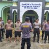 Polri Gotong Royong Bersama Warga Panipahan, Perbaiki Jalan dan Bersihkan Masjid