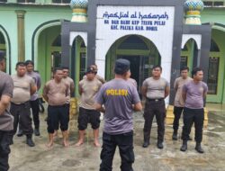 Polri Gotong Royong Bersama Warga Panipahan, Perbaiki Jalan dan Bersihkan Masjid