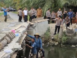 Kapolres Langkat Tinjau Langsung Renovasi Jembatan Merah Putih Sang Bhayangkara di Secanggang
