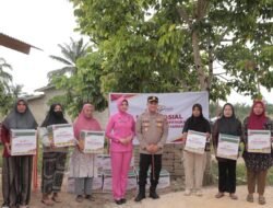 KAPOLRES ROKAN HILIR RESMIKAN BEDAH RUMAH DAN SALURKAN BANTUAN SOSIAL DALAM RANGKA HUT BHAYANGKARA KE-80 DI TANAH PUTIH