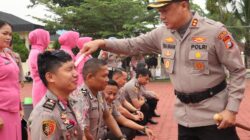 Kapolres Rohil Pimpin Upacara Kenaikan Pangkat, 65 Personel Didorong Tingkatkan Profesionalisme