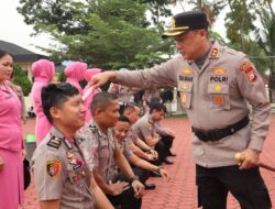 Kapolres Rohil Pimpin Upacara Kenaikan Pangkat, 65 Personel Didorong Tingkatkan Profesionalisme