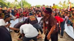 LOMBA TANGKAP BEBEK DENGAN MATA TERTUTUP LUAR BIASA ANTUSIAS NYA SEMANGAT KADES TEBING TINGGI BERSAMA WARGANYA 