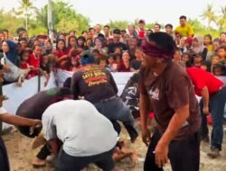 LOMBA TANGKAP BEBEK DENGAN MATA TERTUTUP LUAR BIASA ANTUSIAS NYA SEMANGAT KADES TEBING TINGGI BERSAMA WARGANYA 