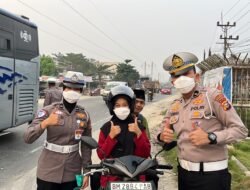 Polantas Polres Rohil Bagi Masker ke Pengendara, Ingatkan Bahaya Karhutla
