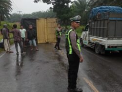 Gagalkan Penumpukan Arus, Kapolsek Torgamba AKP Sunipan Gurusinga Pimpin Cepat Evakuasi Kecelakaan Truk Lemon di Jalinsum