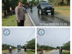 Banjir Rendam Jalan Sumor bor-Tanjung Selamat, Polsek Padang Tualang Sigap Atur Lalu Lintas