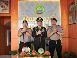 HUT TNI ke-81, Kapolres Rokan Hilir Berikan Tumpeng dan Bibit Pohon kepada Dandim 0321 Rohil   