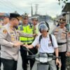 Kapolres Labusel Turun ke Jalan, Atur Lalu Lintas dan Bagikan Helm Gratis Kepada Warga